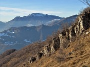 32 Dai contrafforti del Castel Regina alle creste dentate del Resegone (1875 m)